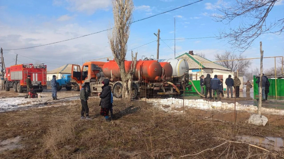 Жамбыл облысында аула аумағынан су жедел түрде шығарылып жатыр