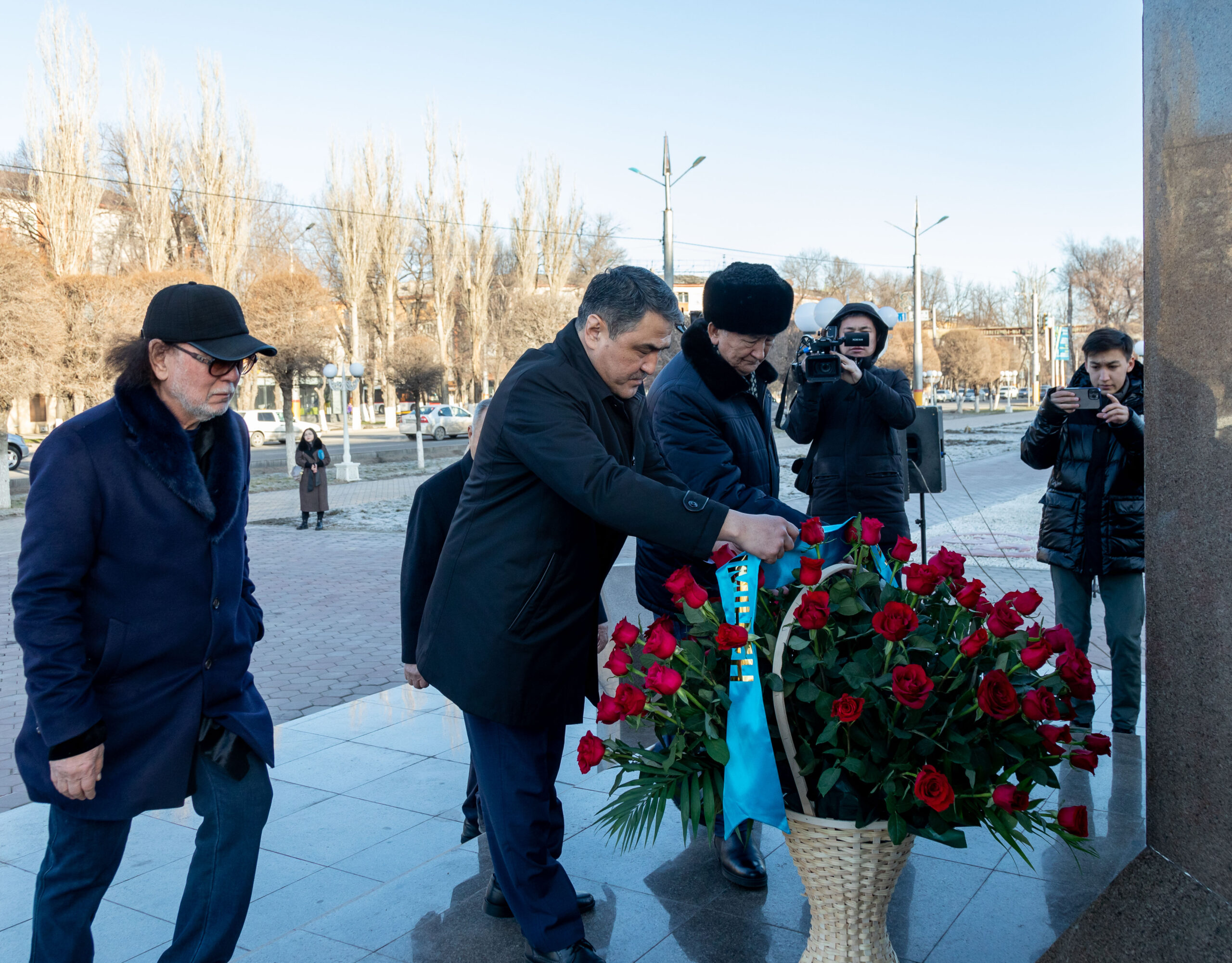 ЖАМБЫЛ ЖАБАЕВТЫҢ ЕСКЕРТКІШІНЕ ГҮЛ ШОҚТАРЫ ҚОЙЫЛДЫ