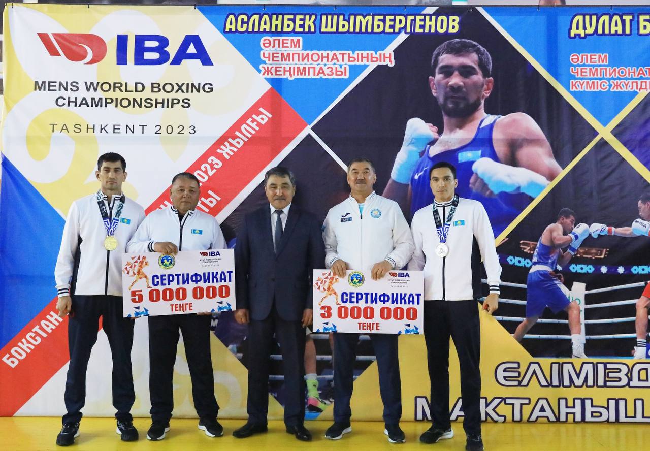 Облыс әкімі әлем чемпионы мен жүлдегеріне пәтер кілттерін табыстады