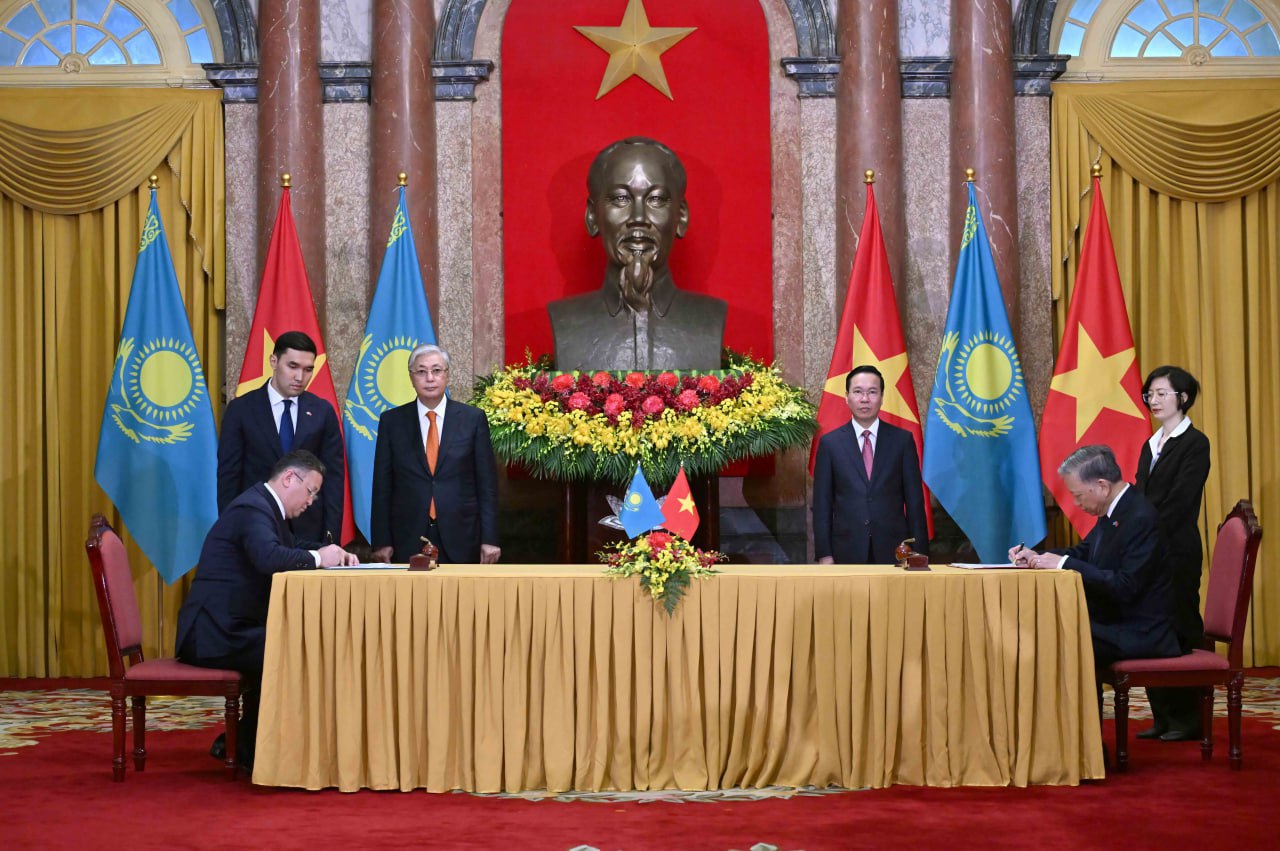 Мемлекет басшысы Қасым-Жомарт Тоқаевтың Вьетнамға ресми сапары аясында мынадай құжаттарға қол қойылды