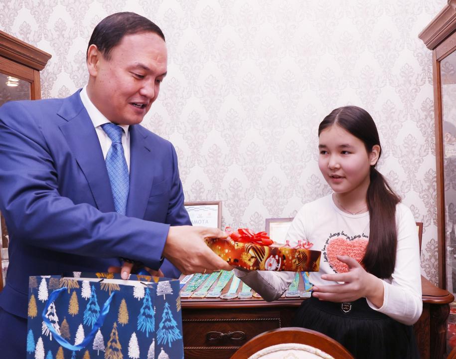 Жамбылдық дарынды оқушыларға Президенттің Жаңа жылдық сыйлықтары табысталды