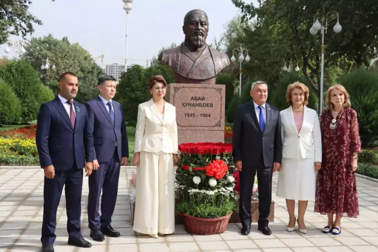 Душанбеде қазақтың ұлы ақыны және ойшылы Абайдың бюсті ашылды