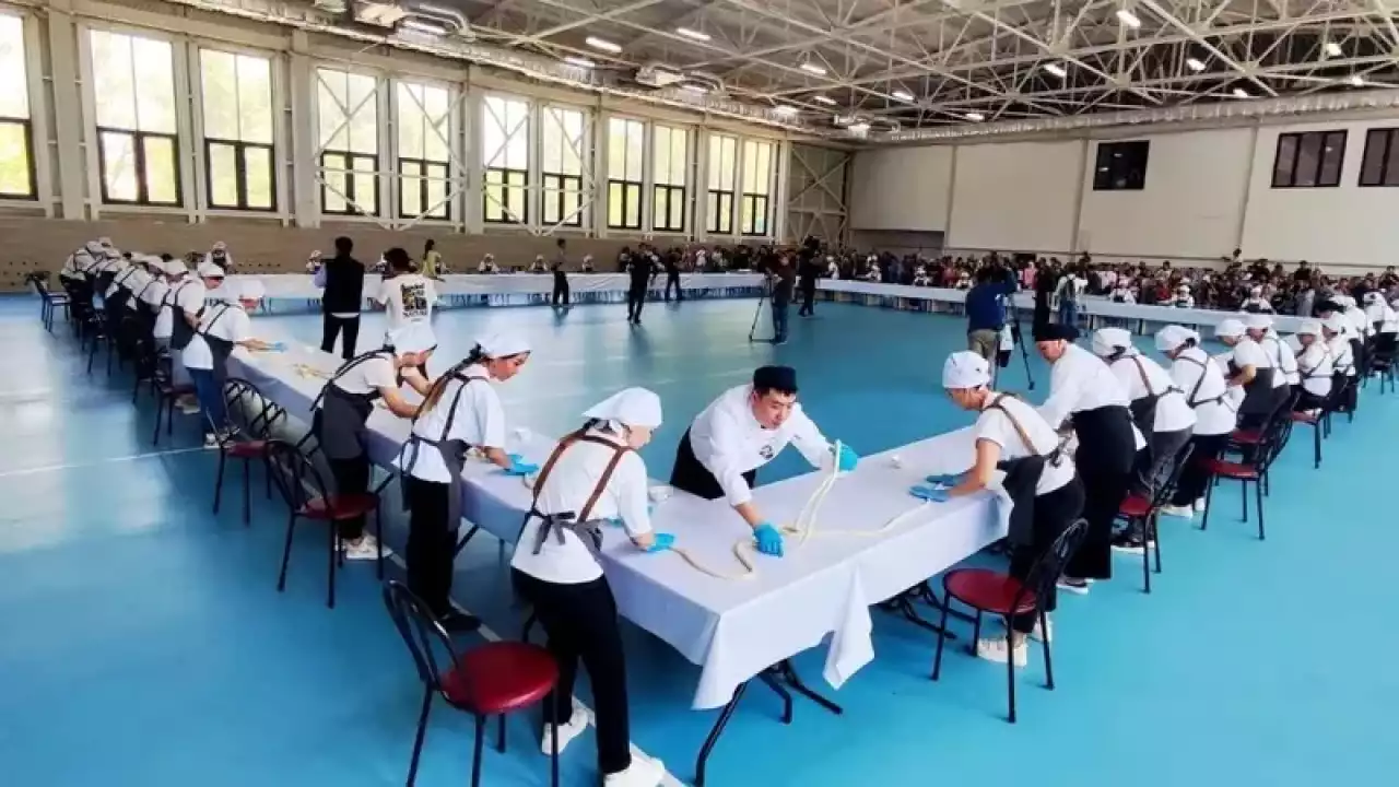 Алматыда ең ұзын лағман дайындалып, рекорд орнатылды