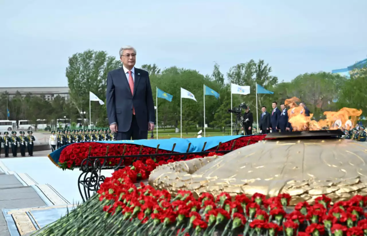 Тоқаев "Отан Ана" монументіне гүл шоғын қойды - фоторепортаж