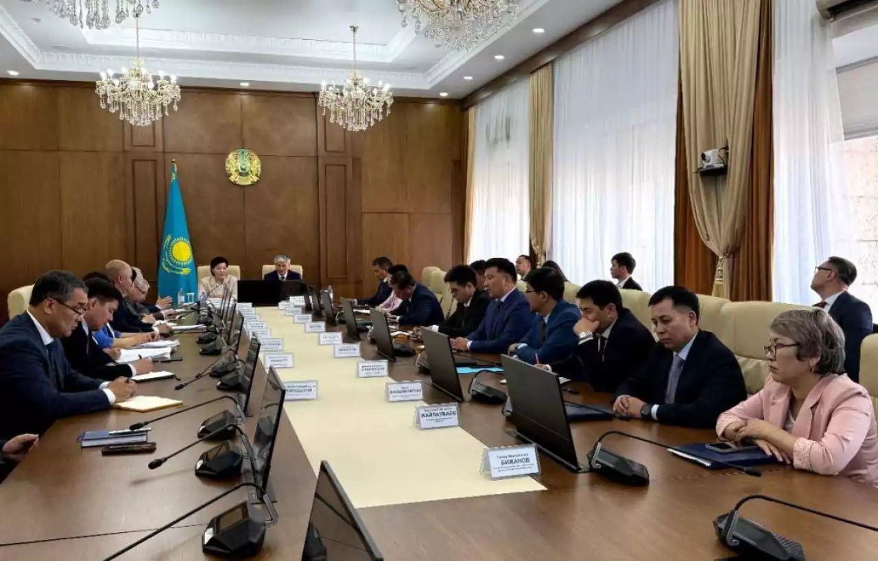С. Жақыпова Ұлытау облысының әкімі және активімен бірге мемлекеттік қолдау шараларын жүзеге асыру барысын талқылады