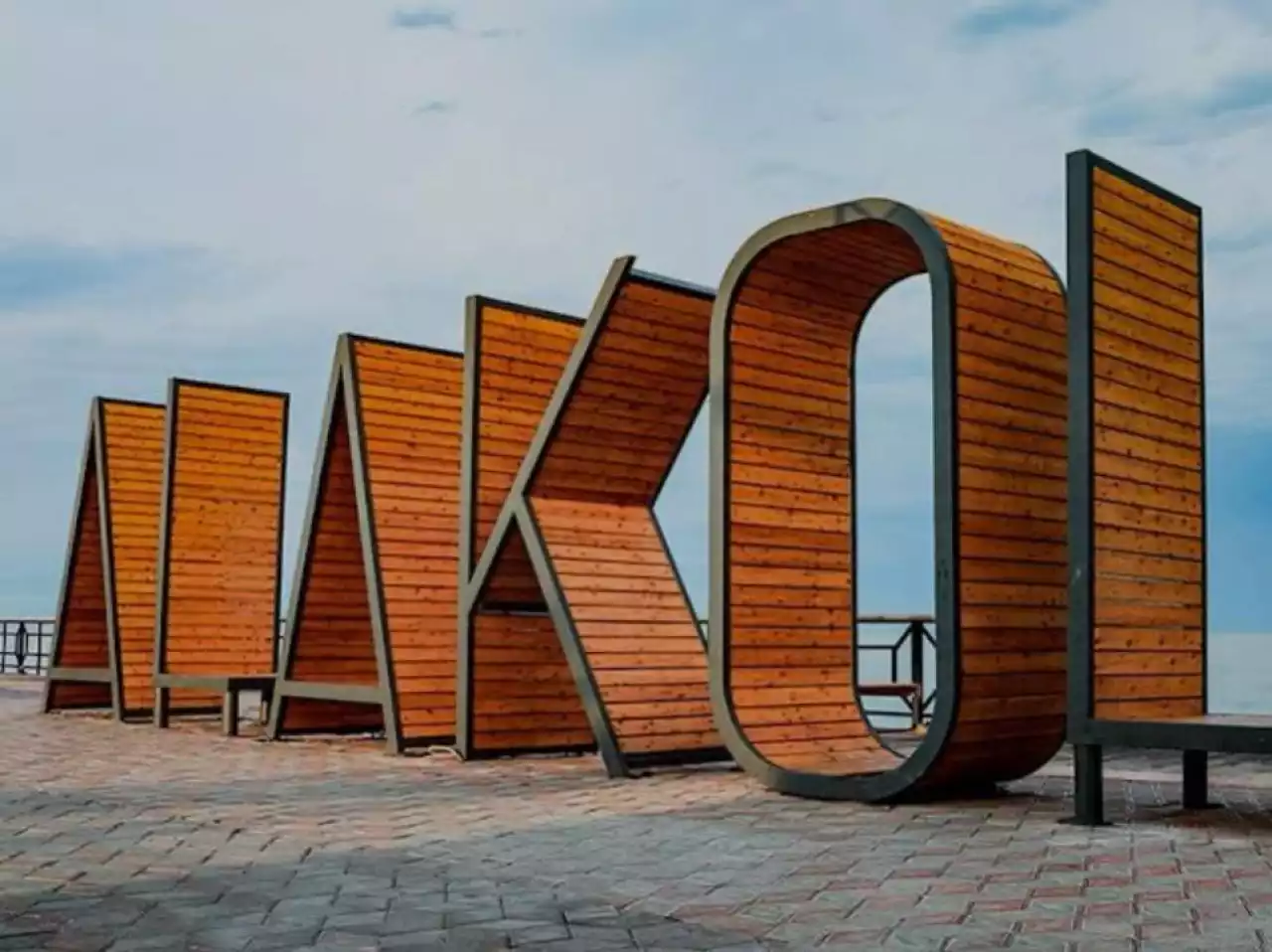 Жазда ел тұрғындары Алакөлге ұшақпен, пойызбен немесе автокөлікпен жете алады.