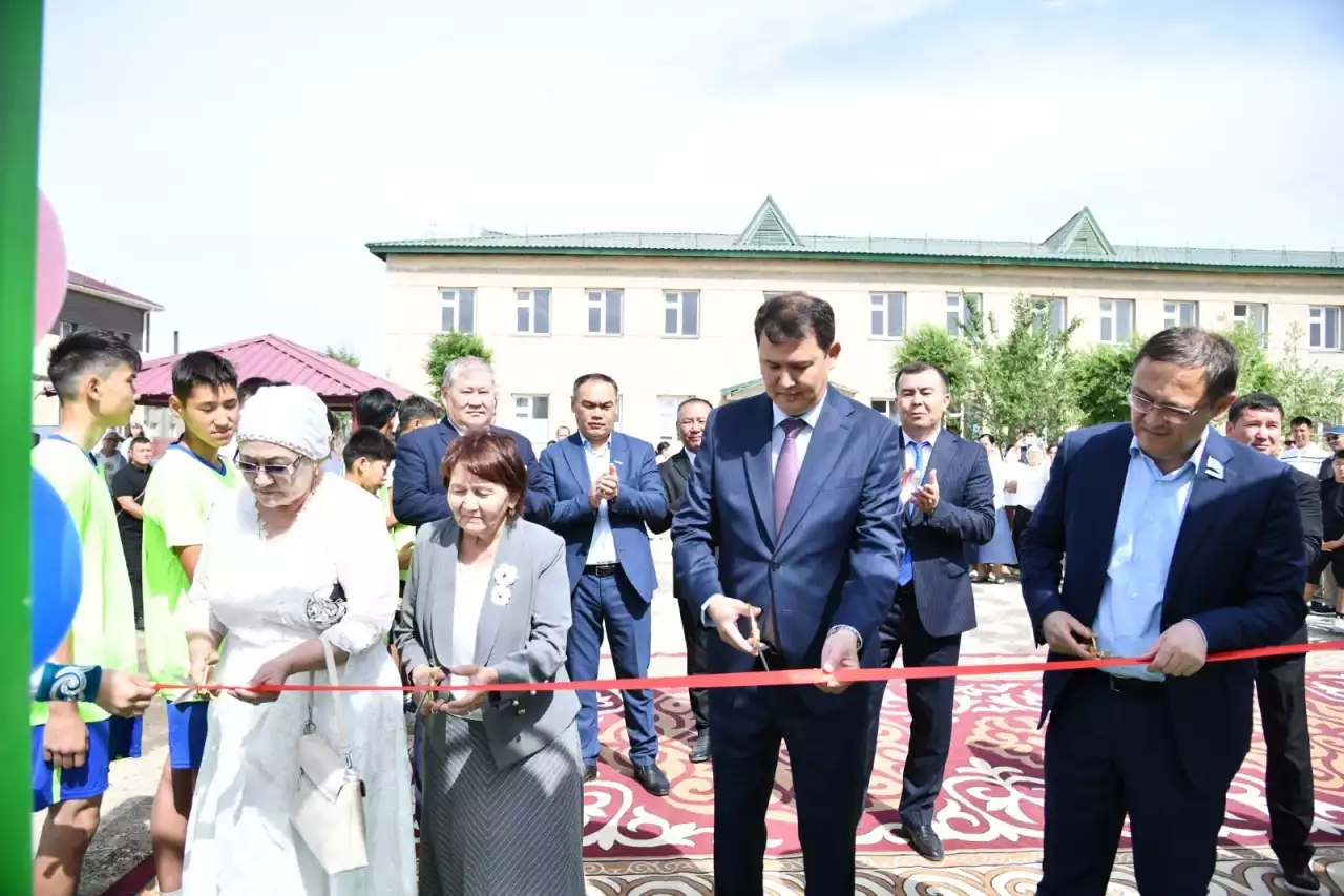 Мектеп түлектері ауылдастарына ойын алаңын сыйға тартты