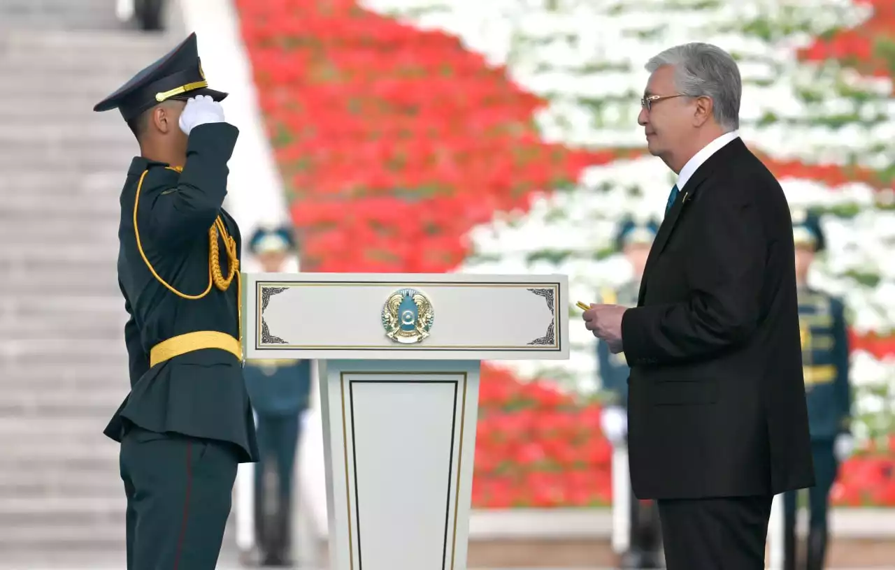 Президент жоғары әскери оқу орындарының 14 үздік түлегіне офицерлік шен берді