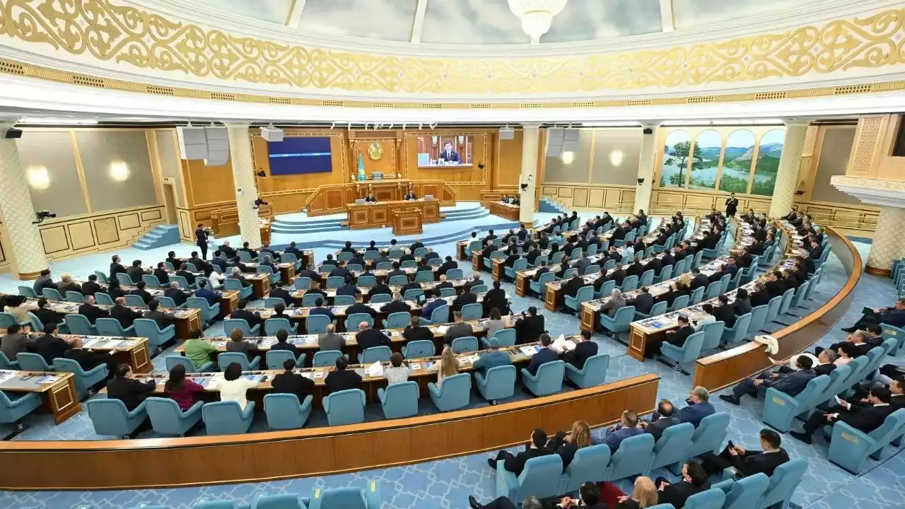 Парламент депутаттары каникулға кетті