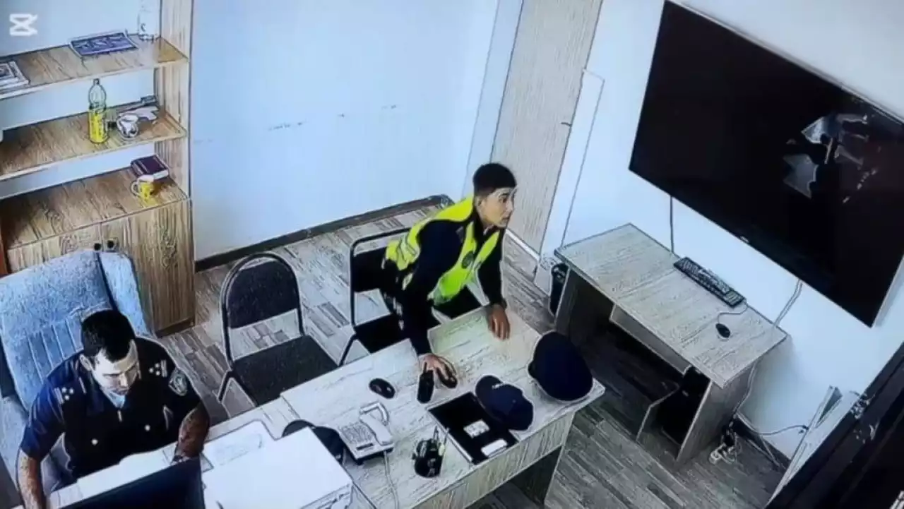 Көлік полицейлері ер адамның өмірін сақтап қалды