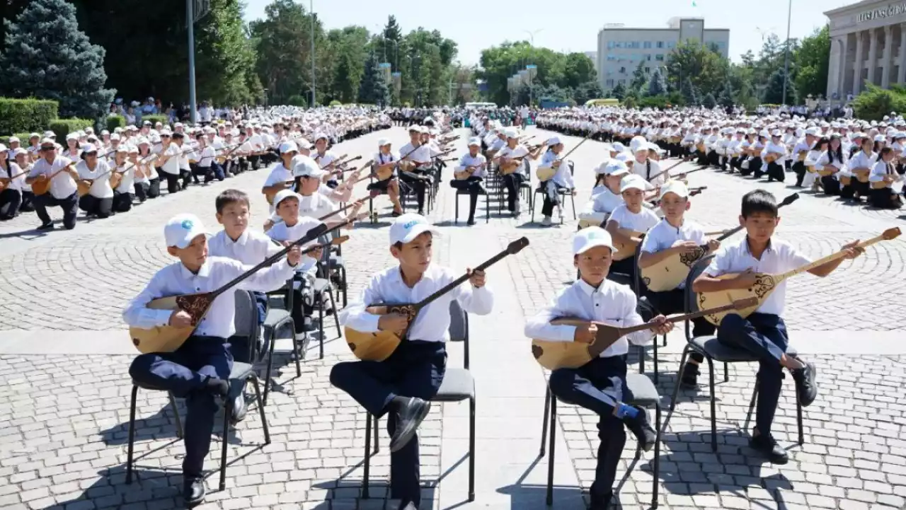 Жаңа рекорж: Талдықорғанда 5 мың домбырашы бір мезетте күй орындады