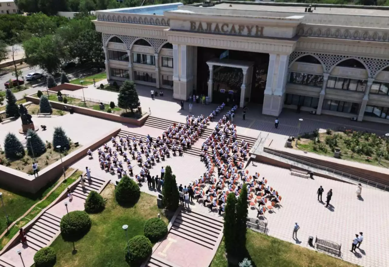 Жамбыл облысында 200-ден аса оқушы «Ерке сылқым» күйін бір мезетте орындады
