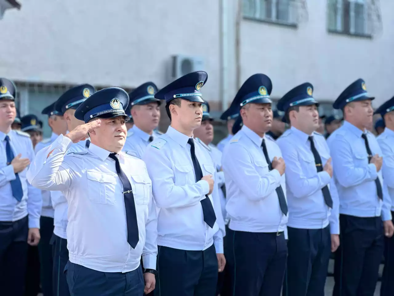 Патриотизм, абырой мен парыз: жамбылдық полицейлердің қызметі Мемлекеттік Гимнді орындаудан басталады