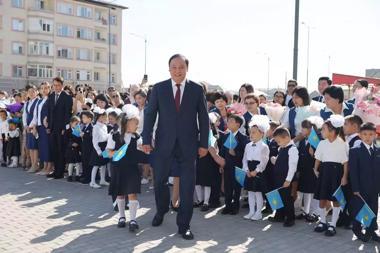 Ербол Қарашөкеев жамбылдықтарды Білім күнімен құттықтады