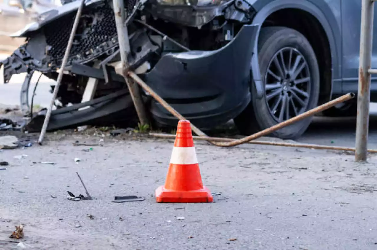 Алматы облысында оқушылар мінген автобус пен жеңіл көлік соқтығысып, екі адам қаза тапты