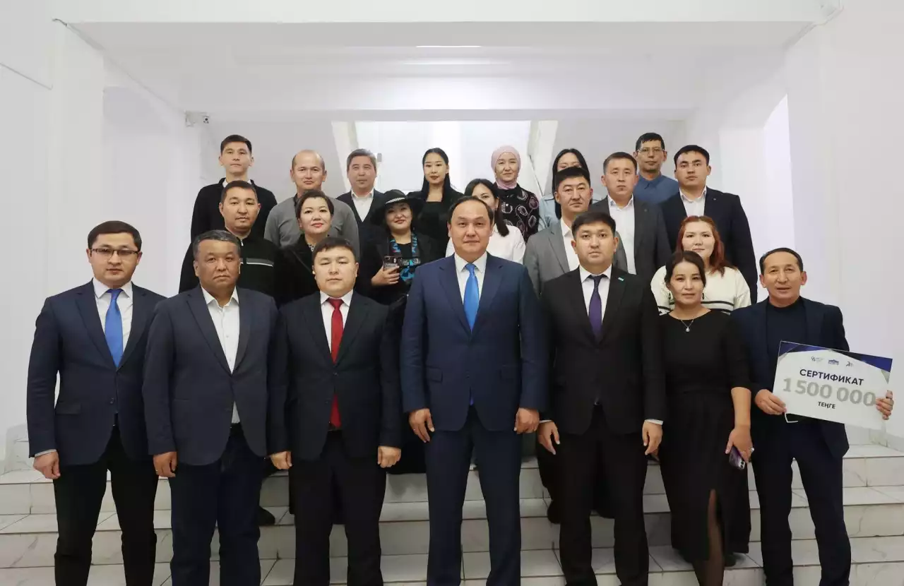 Облыс әкімі "AR-AI" жастар газетінің ұжымын 20 жылдық мерейтойымен құттықтады