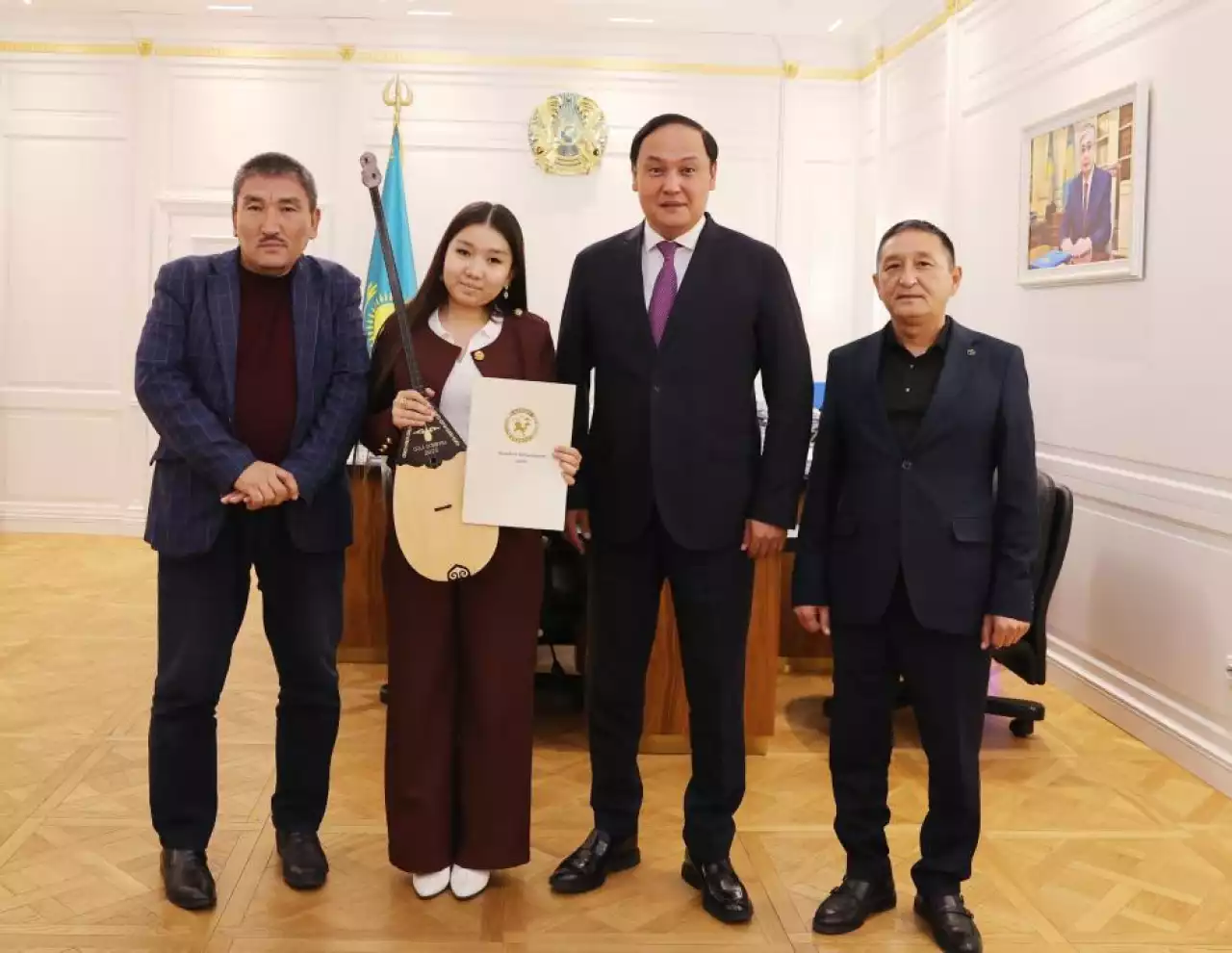 Ербол Қарашөкеев тараздық жас айтыскер ақын Інжу Жаңабаймен кездесті