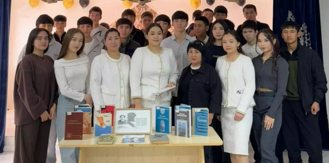 «Тәуелсіз елдің жыр-жұлдызы-Жұмекен» Poets-аббревиатурасы