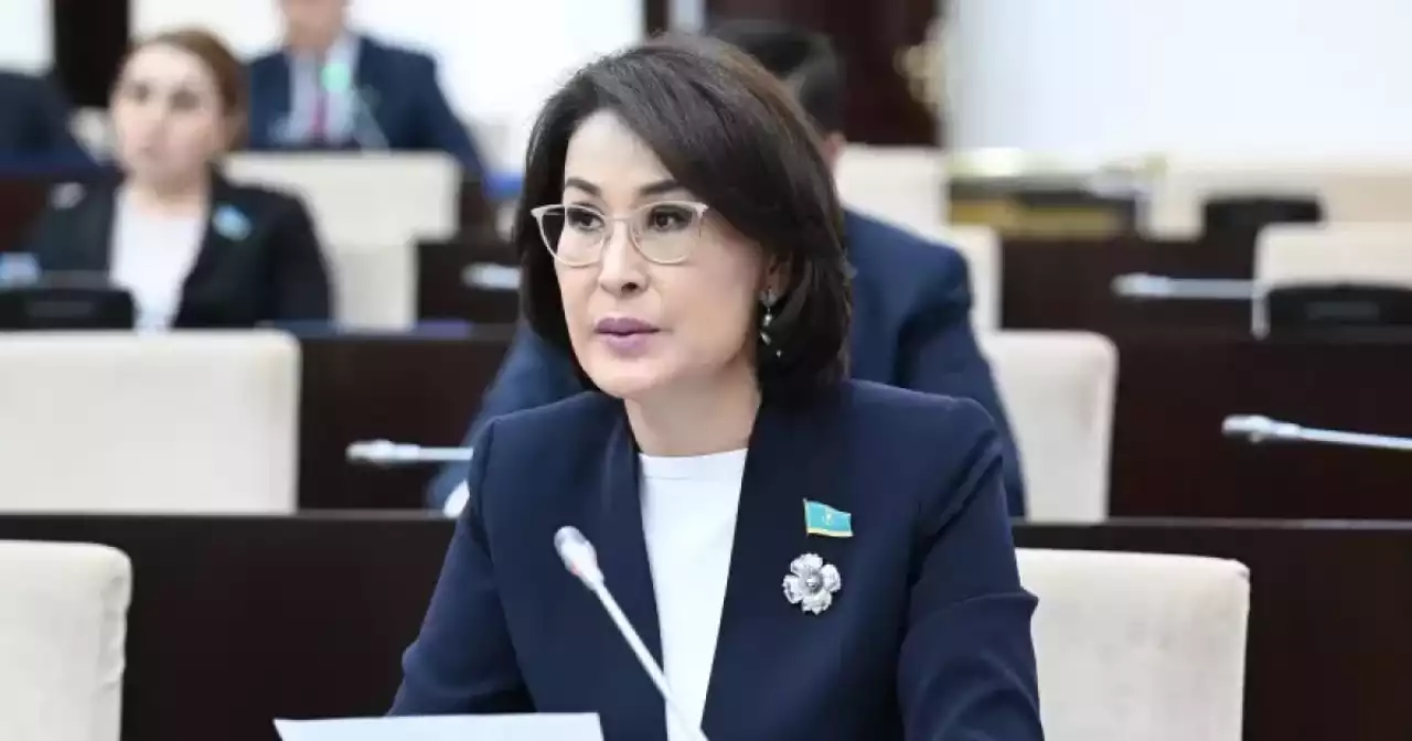 Денсаулық сақтау министрі ұшақта әйелдің өмірін құтқарып қалды