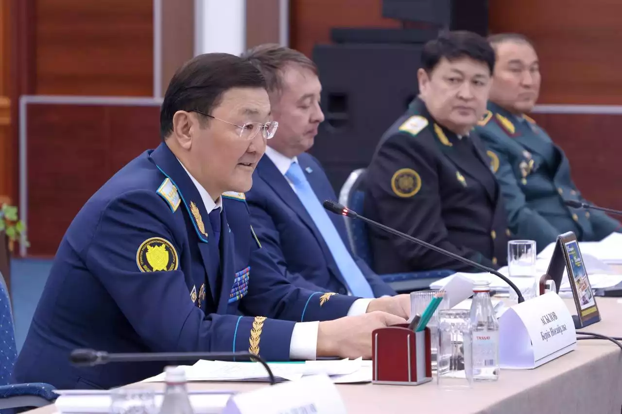 Жүргізуші жауапкершілігі күшейтіледі: Бас Прокурор жол қауіпсіздігі отырысын өткізді