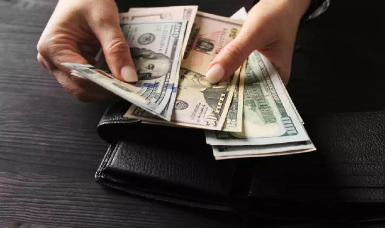 Доллар бағамы 500 теңгеден төмен түсті