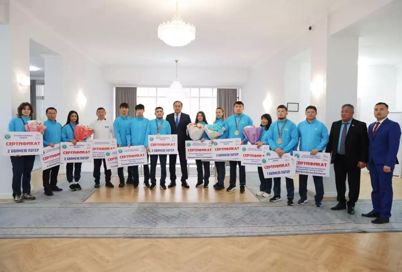 Ербол Қарашөкеев Сурдлимпиада жеңімпаздарына пәтер сертификатын табыстады