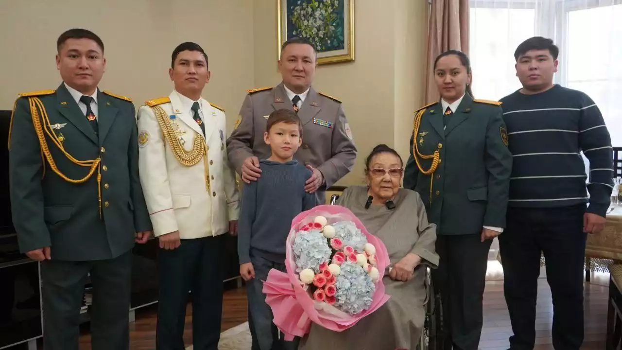 Әскери қызметшілер Бибігүл Төлегенованы туған күнімен құттықтады