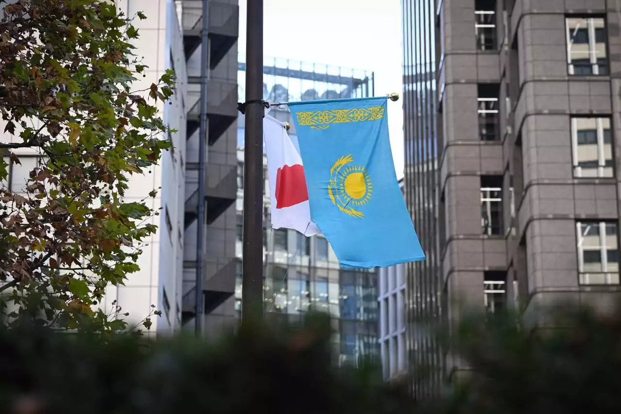 Токионың көшелерінде Қазақстанның көк туы желбіреп тұр