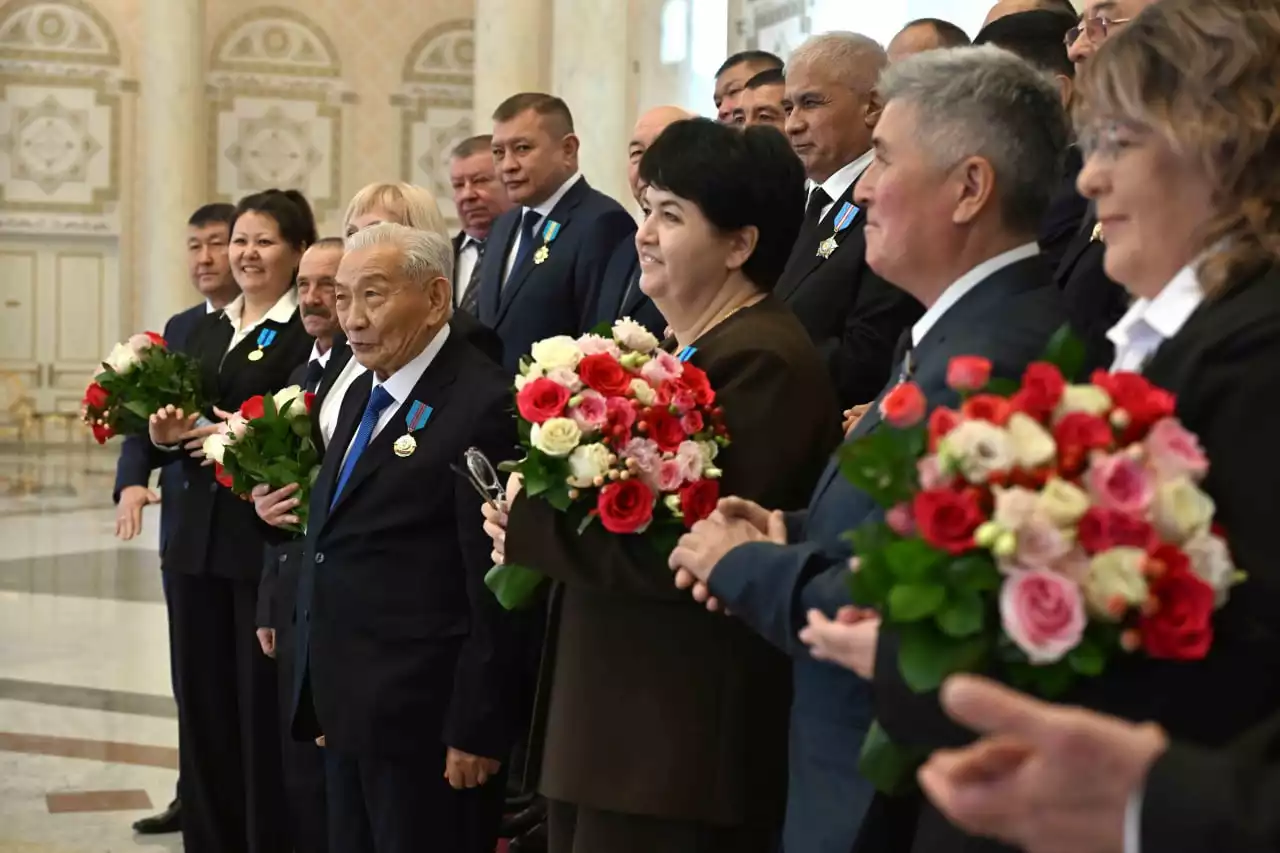 Мемлекет басшысы энергетика саласын дамытуға елеулі үлес қосқан бір топ азаматты мемлекеттік наградалармен марапаттады