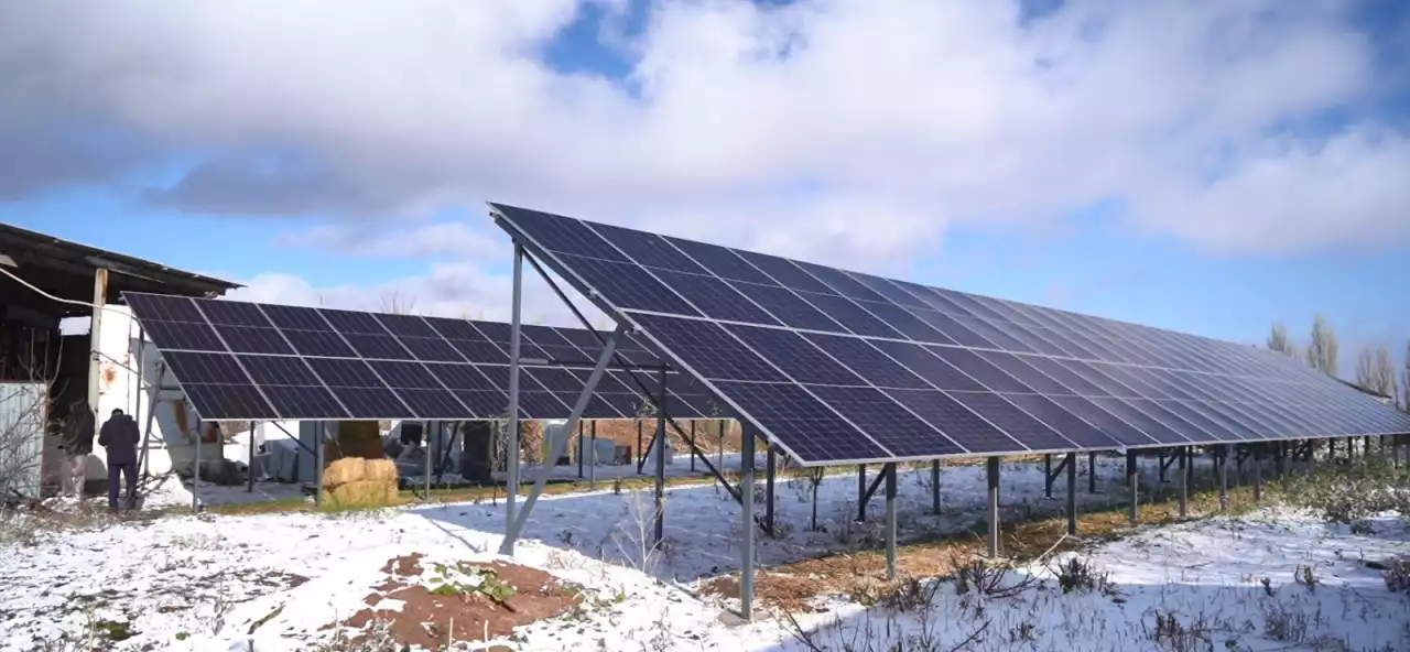 Күн көзінен қуат өндірген кәсіпкер