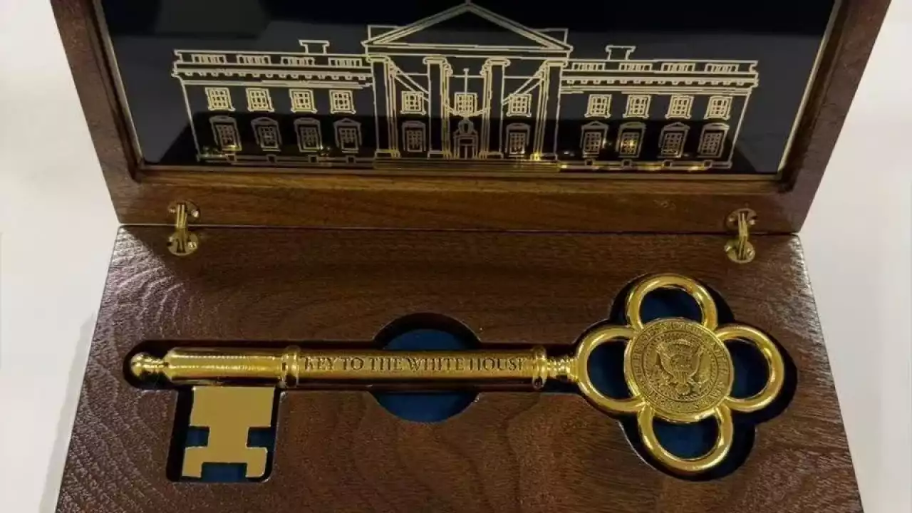 Трамп Тоқаевқа Ақ үйдің кілтін сыйлады