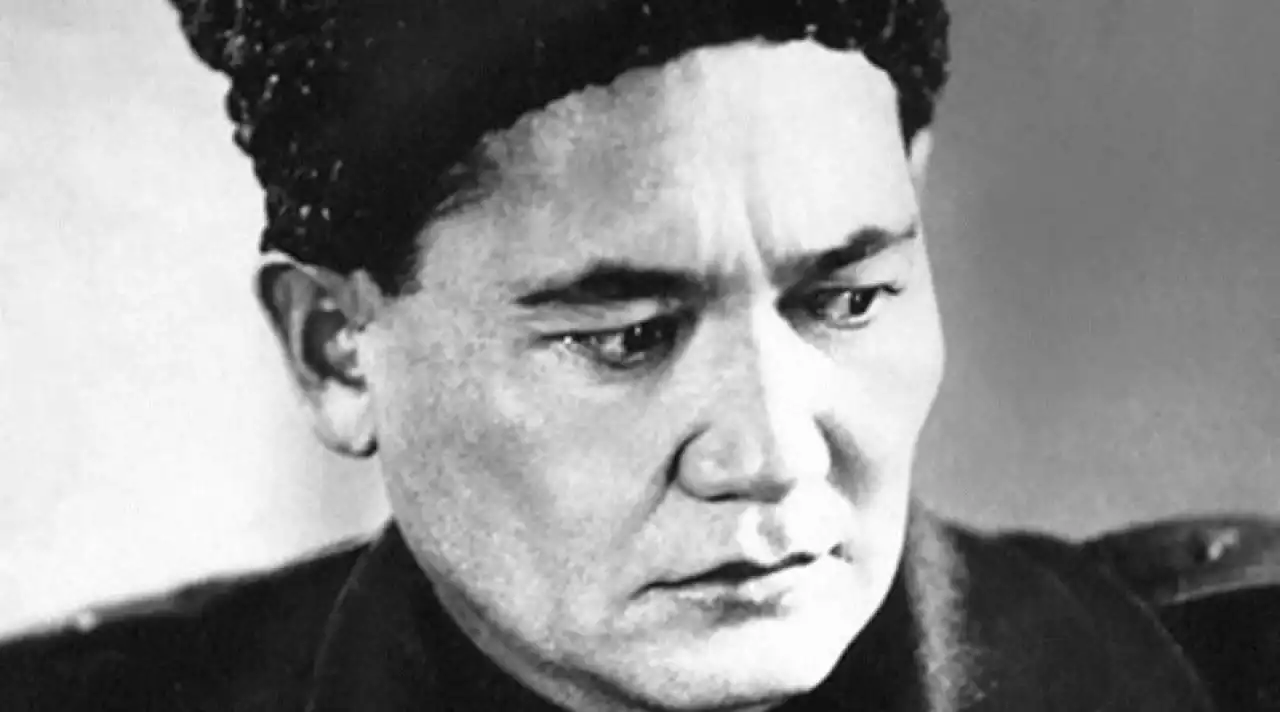 Мемлекет басшысының жарлығымен Бауыржан Момышұлына «Халық қаһарманы» атағы ресми түрде берілді