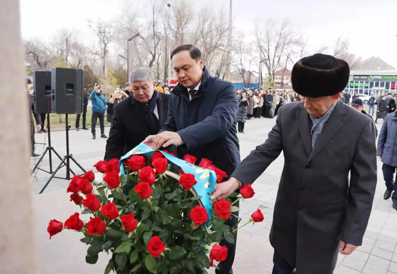 Дінмұхамед Қонаевтың ескерткішіне гүл қою рәсімі өтті