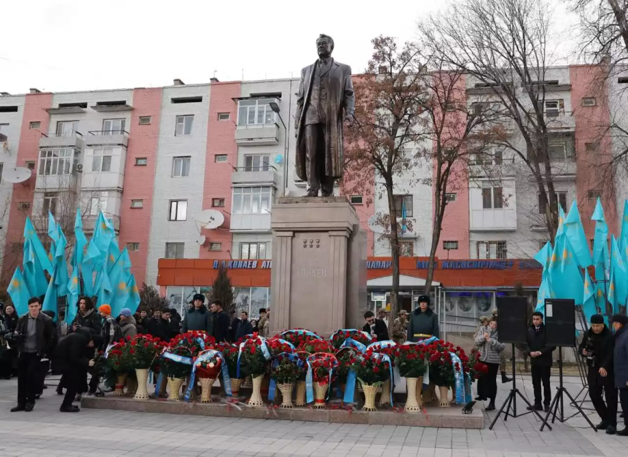 Асқар тау алыстаған сайын биіктей береді