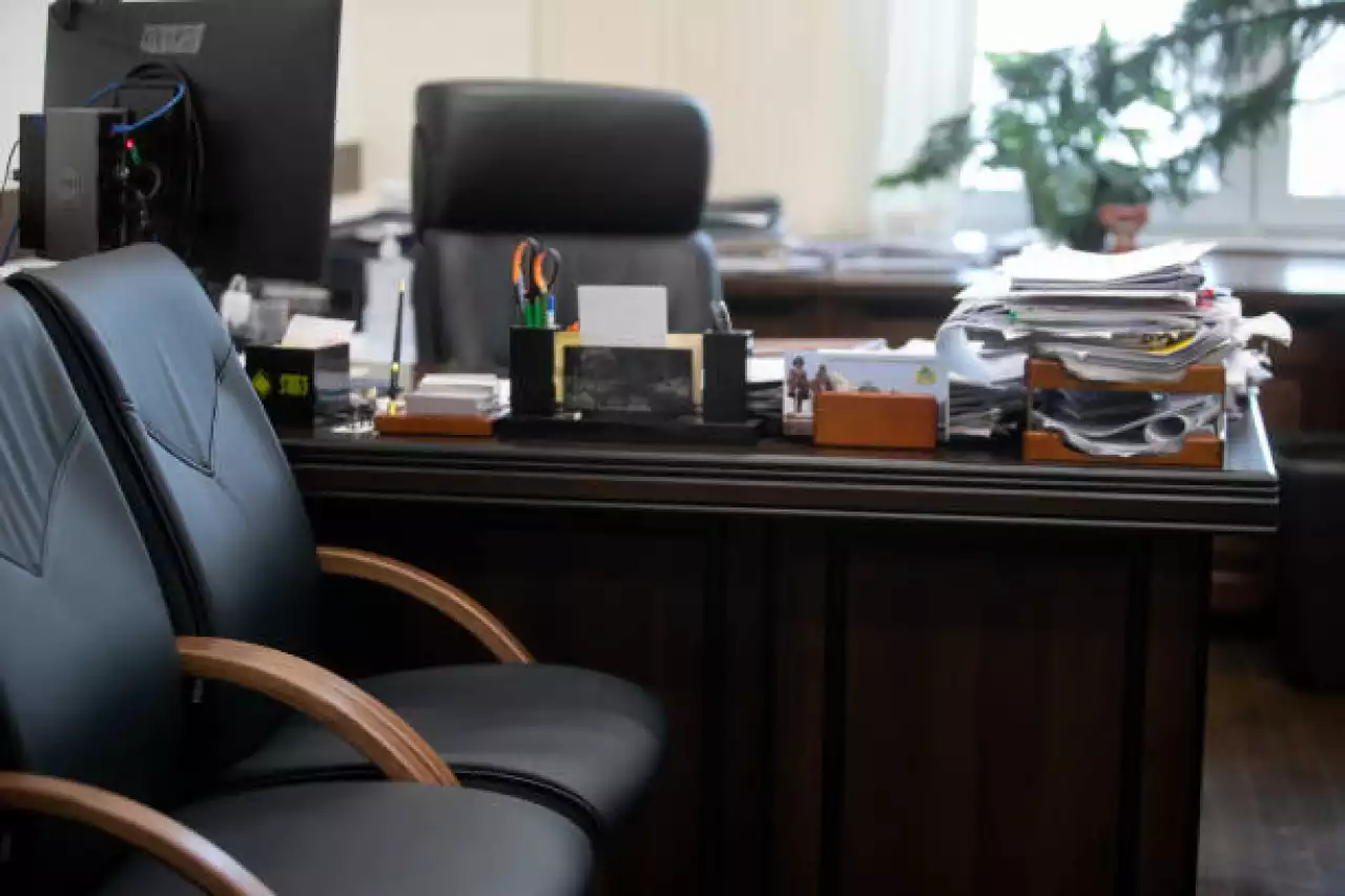 200 мыңдық кресло – 20 млн: Шымкенттегі ЖОО-да ірі жемқорлық ісі әшкереленді