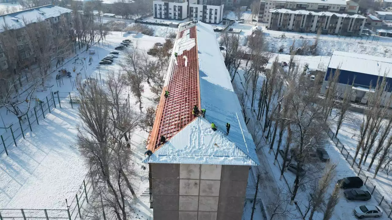Өрттен зардап шеккен көпқабатты тұрғын үй қайта қалпына келтірілуде