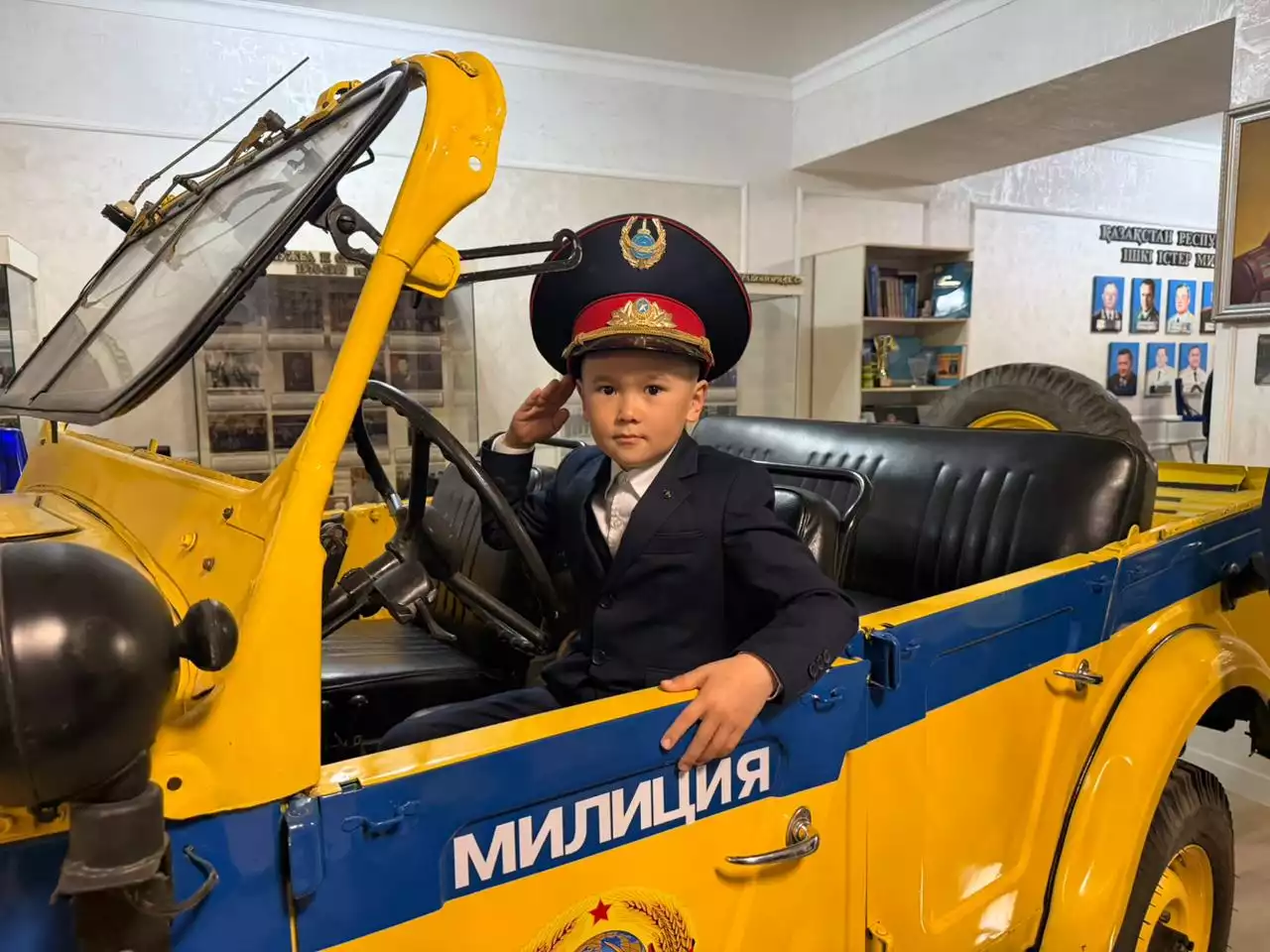 Жамбыл облысында полиция қызметкерлерінің балалары ата-аналарының суретін салды