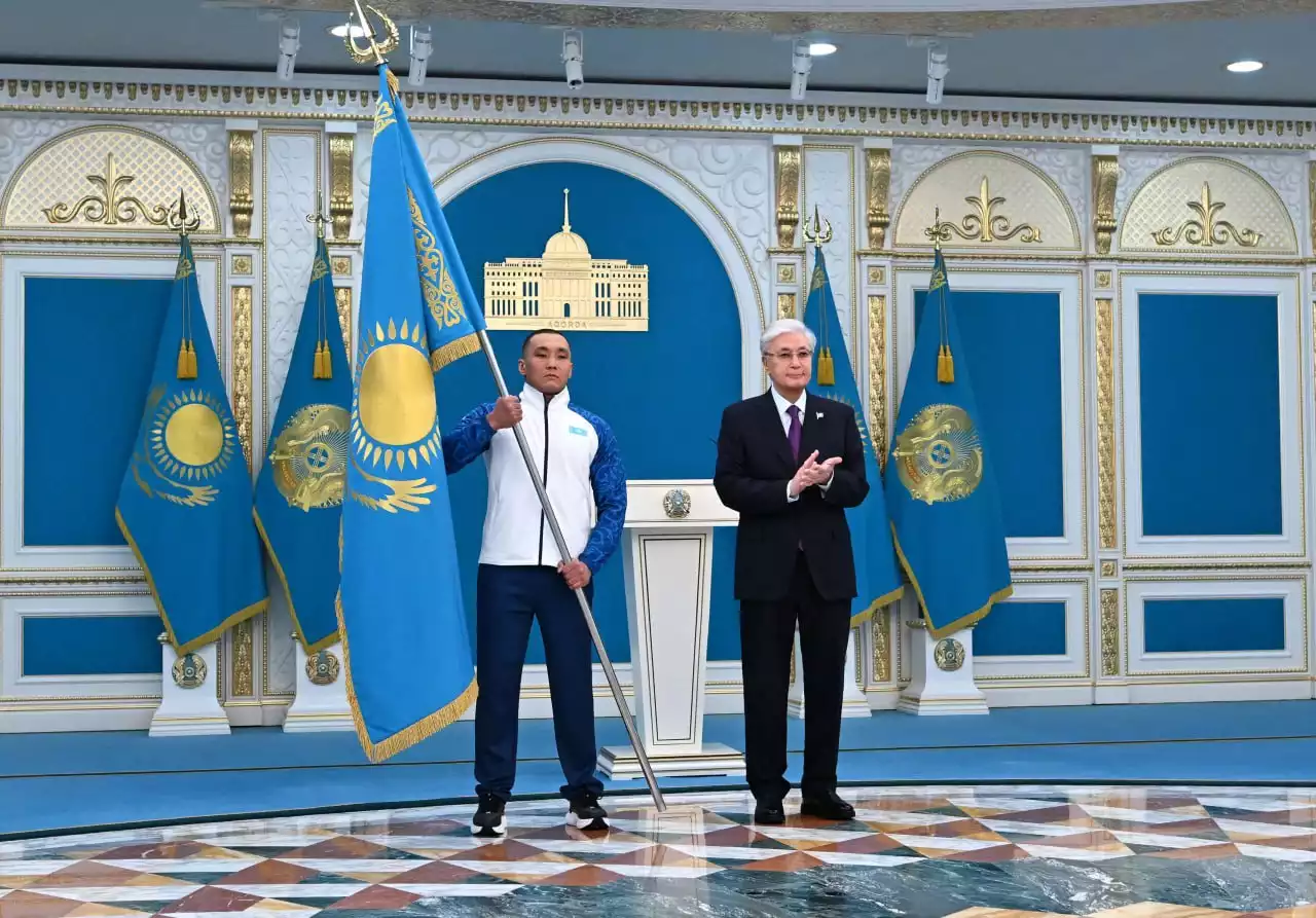 Президент Қысқы Олимпиада ойындары мен Паралимпиадаға қатысатын ұлттық құрама мүшелеріне Мемлекеттік туды тапсырды