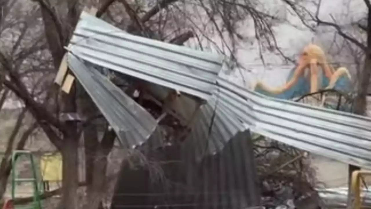 Жаңатаста қатты жел бірнеше тұрғын үйдің шатырын ұшырды