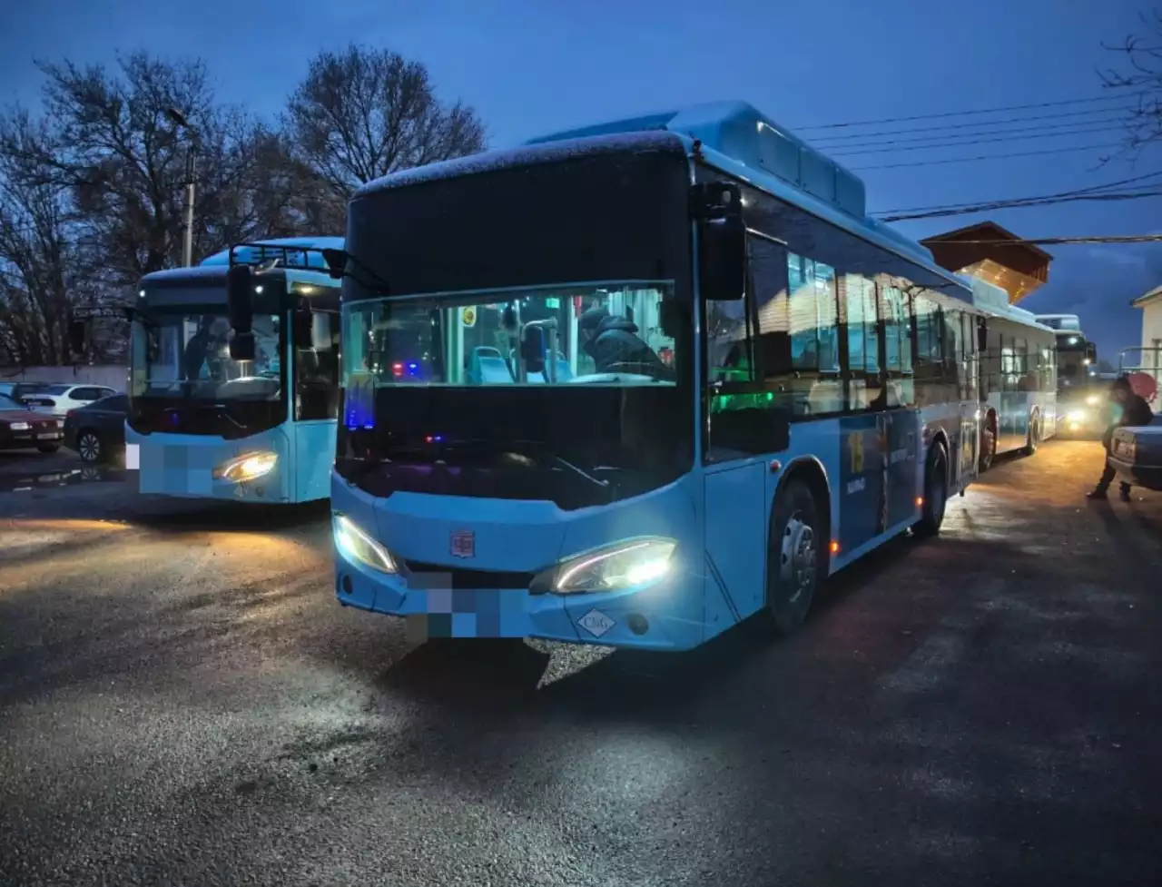 Жамбыл облысында орындықтарын алып тастап адам тасыған автобус анықталды