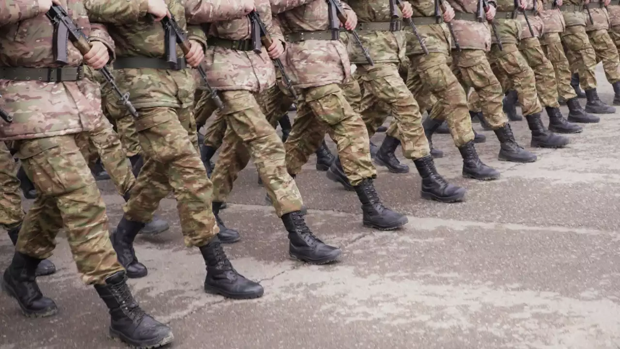 1000-нан астам сарбаздың 300 млн теңге несиесі кейінге шегерілді