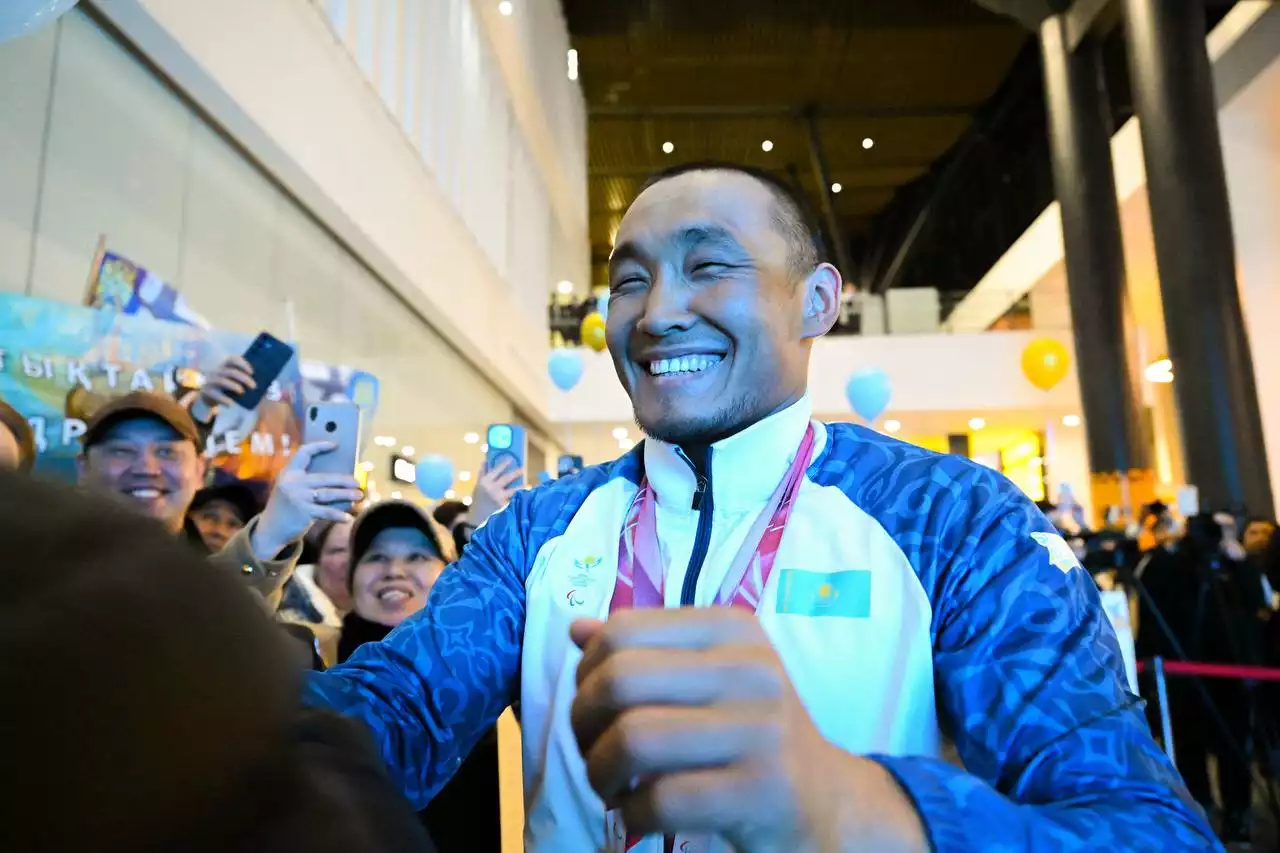 «Қазақстан тарихта тұңғыш рет қысқы Паралимпиадада екі медаль еншіледі» – Ербол Хамитовты әуежайда салтанатты түрде қарсы алды.