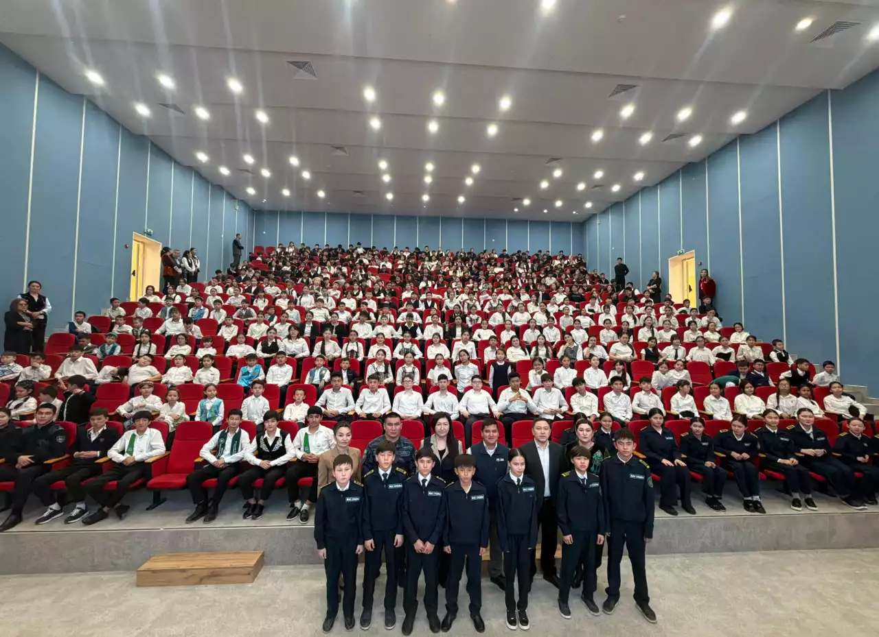 Таразда спортшы полицей 500-ден астам оқушыға есірткіге қарсы дәріс өткізді