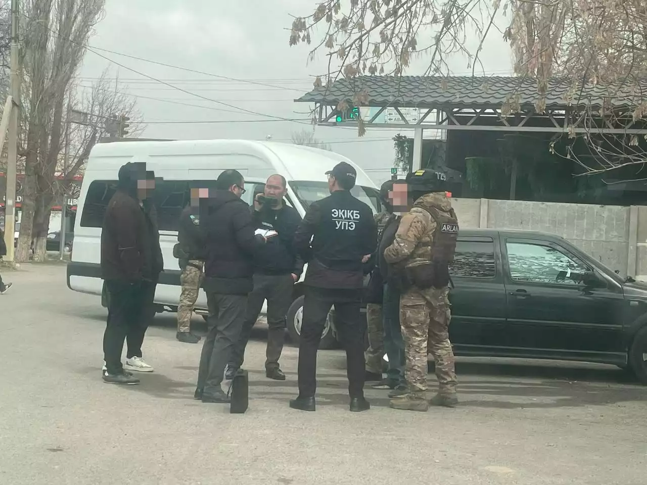 5 миллион теңге: Таразда тұрғынды бопсалаған қоғамдық белсенді ұсталды