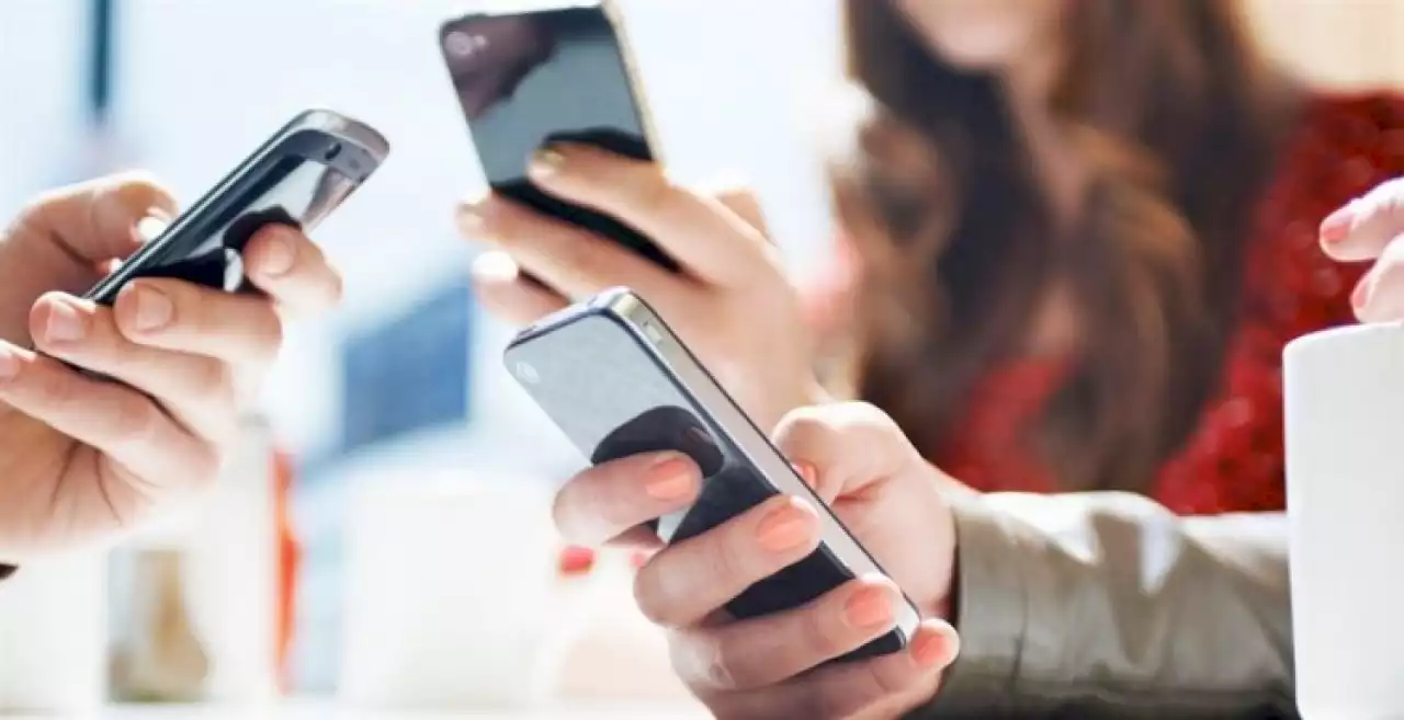 Телефонға телміріп, шынайы өмірден алшақтап бара жатқан жоқпыз ба?