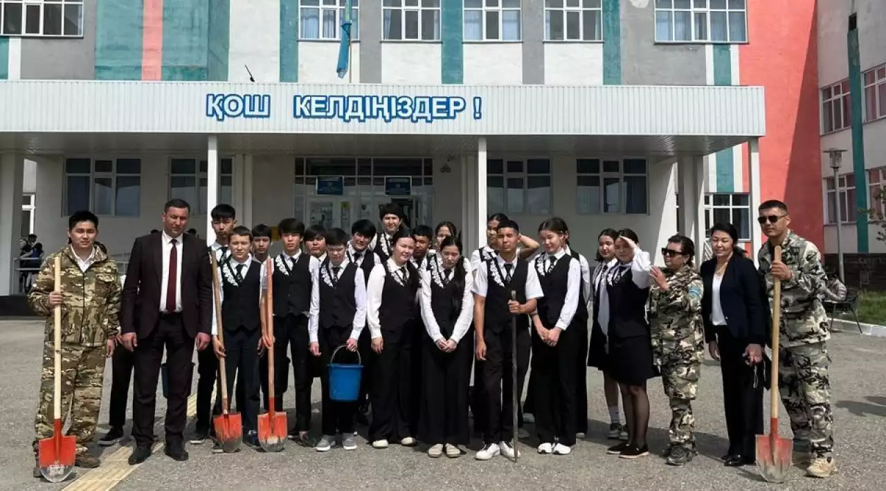 Орманшылар оқушылармен бірге ағаш екті