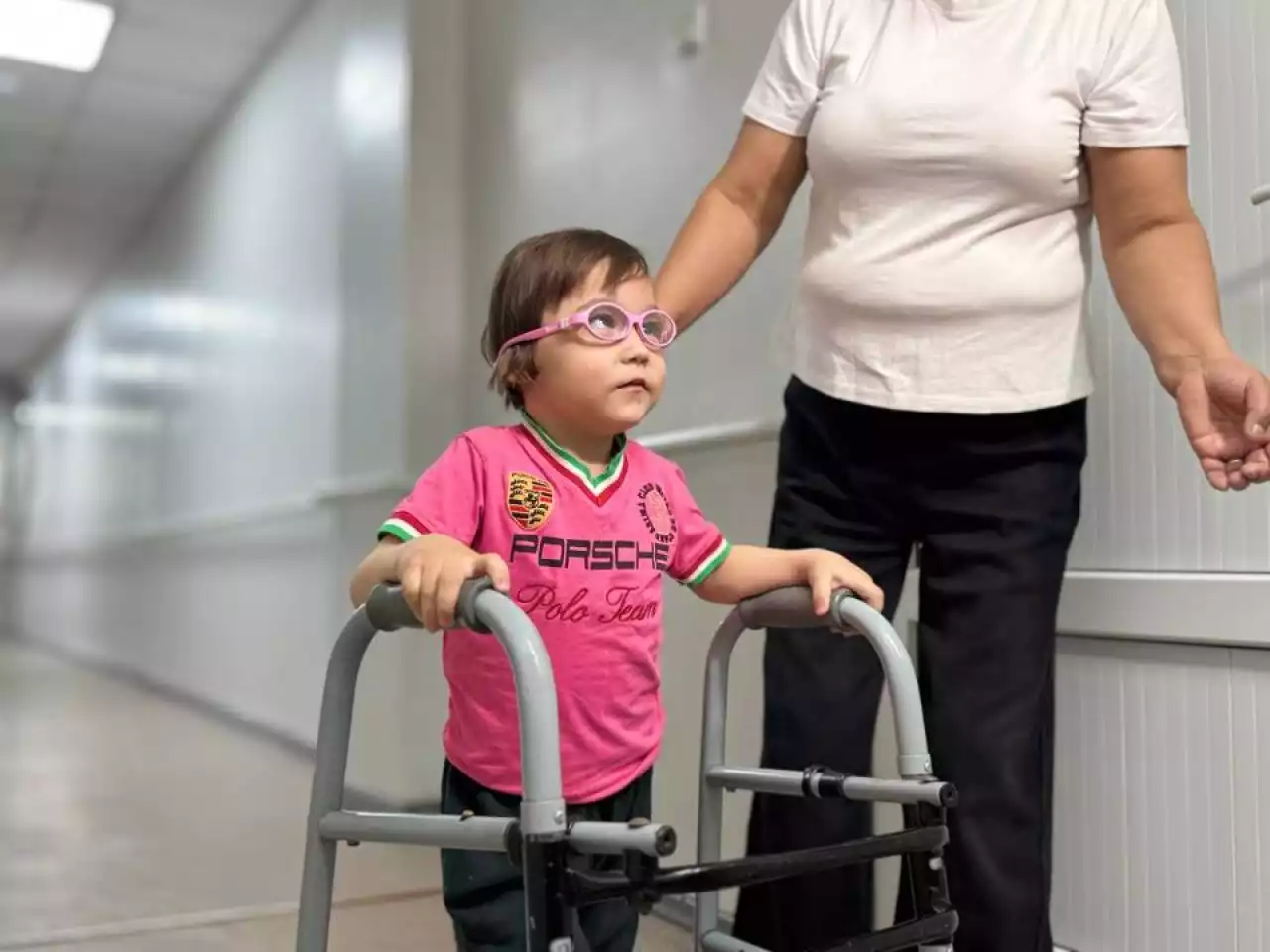 Биіктіктен құлағаннан кейін аяғына тұрғызылған екі қыздың оқиғасы