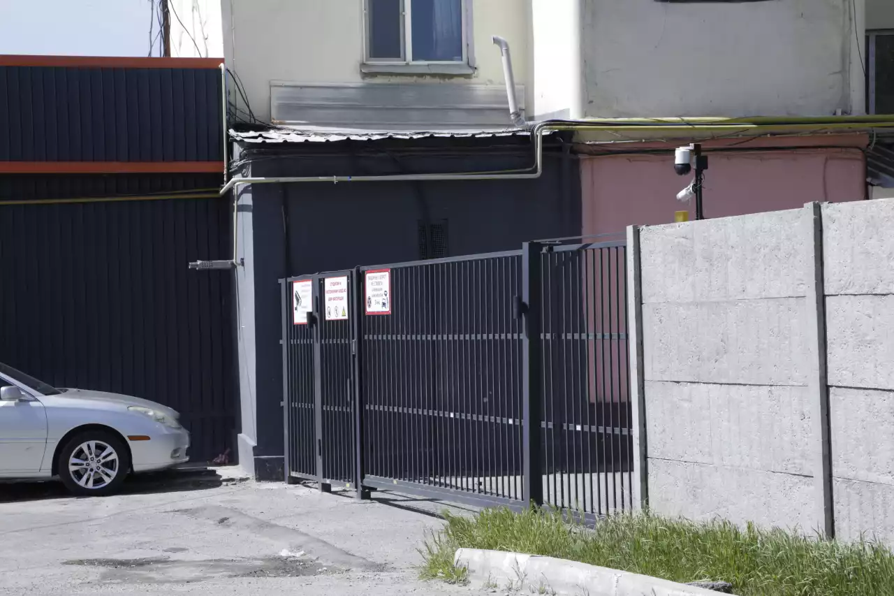 Тұрғын үйлердің аулаларын қоршау қауіпсіздік пе, шектеу ме?