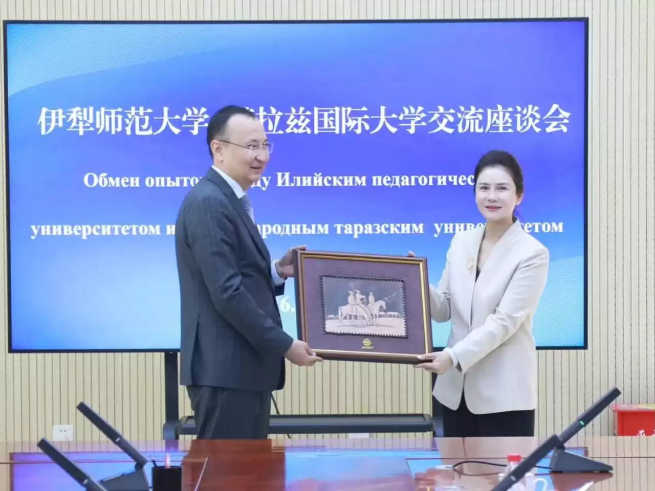 Оқытушылар қытайлық оқытушылар қытайлық әріптестермен тәжірибе әріптестермен тәжірибе алмасты